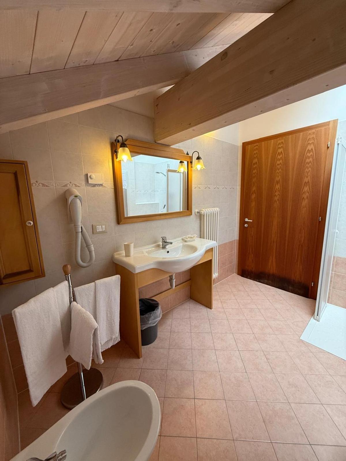 Hotel Garni Sella Cipriani Borgo Valsugana Exterior foto